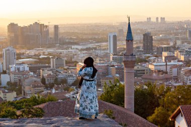 Günbatımında Ankara Şatosu 'nun duvarında poz veren Müslüman kadınlar, Türkiye
