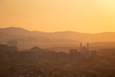 Ankara 'nın Ankara Eski Kalesi' nden gün batımı manzarası, ev çatılarının havadan görüntüsü, gün batımında şehir manzarası, Türkiye