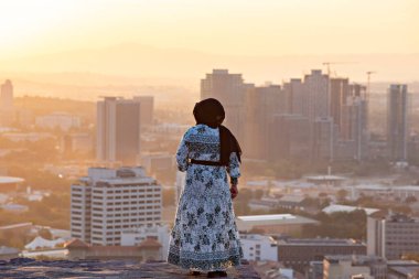 Günbatımında Ankara Şatosu 'nun duvarında poz veren Müslüman kadınlar, Türkiye