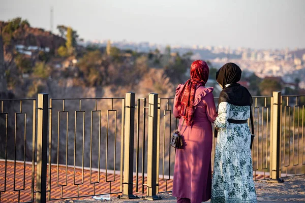 Femmes Musulmanes Posant Pour Caméra Sur Mur Château Ankara Coucher Photos De Stock Libres De Droits