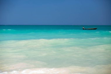 Nungwi köyü, Zanzibar, Tanzanya 'da turkuaz suyu ve teknesi olan cennet plajı.