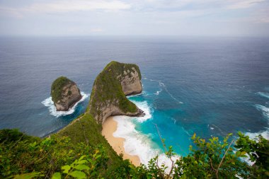 Gündüz vakti kasvetli havalarda turkuaz suyla adanın havadan görünüşü