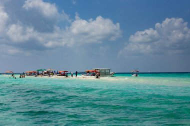 Zanzibar 'da sudaki turist tekneleri. Zanzibar 'da turkuaz suyu olan güzel bir sahil ve Mavi Safari, Zanzibar, Tanzanya' daki küçük bir adada yaşayan insanlar. 