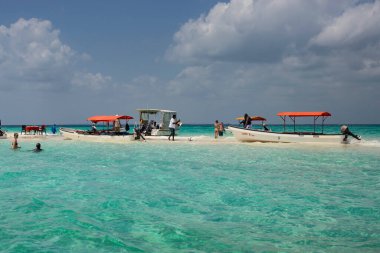 Zanzibar 'da sudaki turist tekneleri. Zanzibar 'da turkuaz suyu olan güzel bir sahil ve Mavi Safari, Zanzibar, Tanzanya' daki küçük bir adada yaşayan insanlar. 