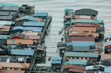 Borneo Malezya 'nın tepesinden su köyü manzarası