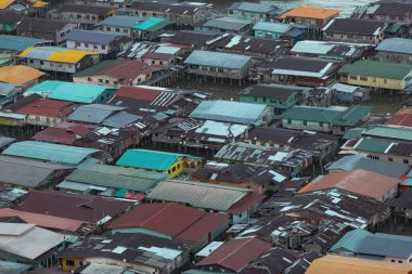 Borneo Malezya 'nın tepesinden su köyü manzarası