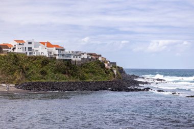 Portekiz 'in Azores adalarındaki Atlantik okyanus kıyısındaki uçurumlarda parlak evler