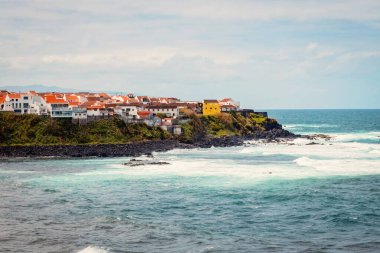 Portekiz 'in Azores adalarındaki Atlantik okyanus kıyısındaki uçurumlarda parlak evler