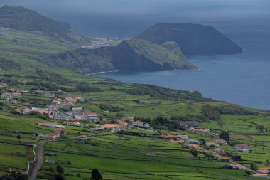 Portekiz 'in Azores adalarındaki Atlantik okyanus kıyısındaki uçurumlarda parlak evler