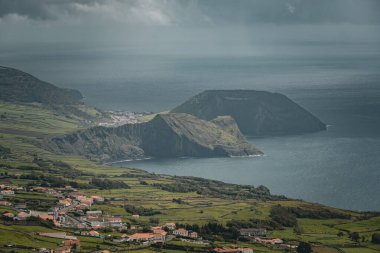Portekiz 'in Pico Adası' ndaki Azores adalarındaki resimli sahil uçurumları