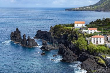 Portekiz 'in Pico Adası' ndaki Azores adalarındaki resimli sahil uçurumları