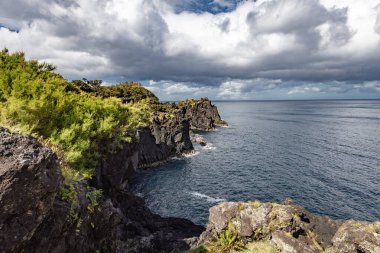 Portekiz 'in Pico Adası' ndaki Azores adalarındaki resimli sahil uçurumları