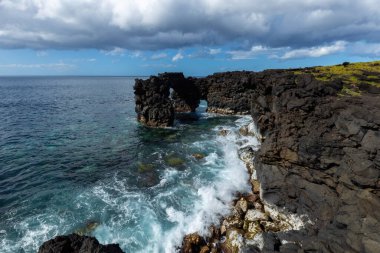 Portekiz 'in Azores adalarındaki uçurumdan dalgalı Atlantik Okyanusu' nun nefes kesici manzarası