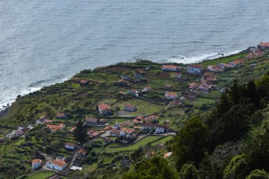 Sao Jorge Adası Azores Portekiz 'de okyanus manzaralı kıyı evleri