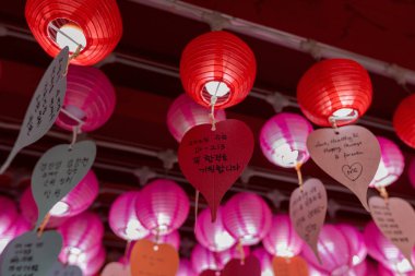 Güney Kore 'deki tapınaklardan birinde fener dile.