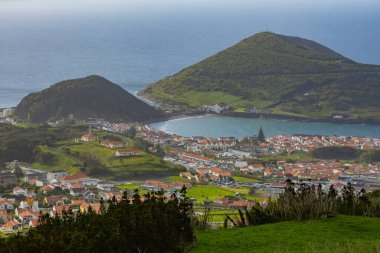 Faial Island Azores Portugal 'daki kıyı evlerine nefes kesici bir bakış açısı.