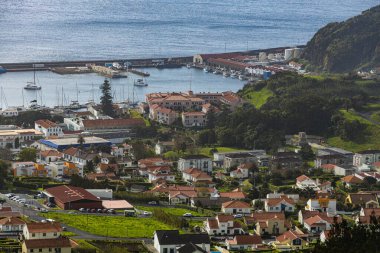 Faial Island Azores Portugal 'daki kıyı evlerine nefes kesici bir bakış açısı.