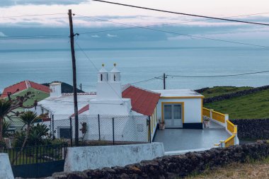 AZORES, PORTUGAL - 15 Nisan 2024: Geleneksel Azores özel evleri Terceira Adası Azores, Portekiz