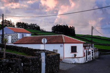 AZORES, PORTUGAL - 15 Nisan 2024: Geleneksel Azores özel evleri Terceira Adası Azores, Portekiz