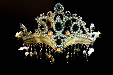 Taşkent Özbekistan 'daki Uygulamalı Sanatlar Müzesi' nde değerli taşlar ve gümüşle antik kadınların baş mücevherleri.