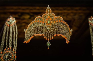 TASHKENT, UZBEKISTAN - 7 Eylül 2025: Özbekistan 'daki Taşkent Uygulamalı Sanat Müzesi' nde değerli taşlar ve gümüşlerle antik kadın başı