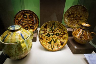 TASHKENT, UZBEKISTAN - 7 Eylül 2025: Taşkent Özbekistan 'daki Uygulamalı Sanatlar Müzesinde geleneksel kil çömlek örnekleri