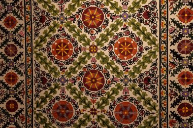 TASHKENT, UZBEKISTAN - 7 Eylül 2025: Taşkent 'teki Uygulamalı Sanatlar Müzesi' nde sergilenen geleneksel Özbek Suzani tekstil, Orta Asya 'nın canlı nakış desenleri ve kültür mirası sergileniyor