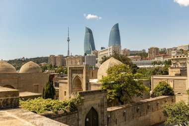BAKU, AZERBAIJAN - 15 Ağustos 2025: Alev kuleleri ve Icherisheher 'deki şehir duvarı, Eski Bakü, Azerbaycan