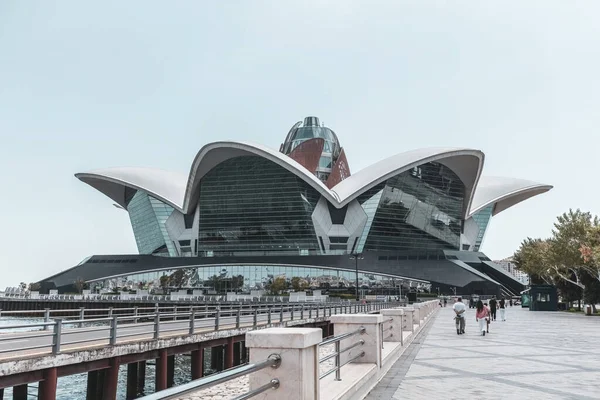 BAKU, AZERBAIJAN - 15 Ağustos 2025: Hazar Denizi kıyısındaki Bakü Kristal Salonu, Azerbaycan 'ın Bakü kentindeki modern mimari yapı ve etkinlik merkezi