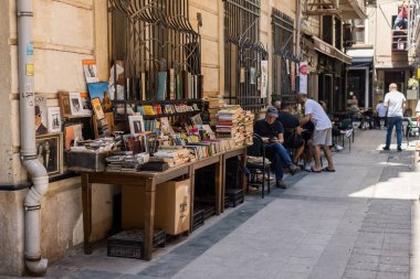 İSTANBUL, TURKEY - 15 Ağustos 2025: İstanbul Taksim bölgesindeki açık hava kitapçısı, Türkiye sokaklarında kitap satan adam