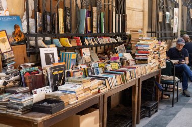 İSTANBUL, TURKEY - 15 Ağustos 2025: İstanbul Taksim bölgesindeki açık hava kitapçısı, Türkiye sokaklarında kitap satan adam