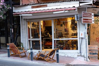 İSTANBUL, TURKEY - 15 Ağustos 2025: İstanbul Taksim bölgesinde dış sandalyeleri olan samimi hediyeler ve kafeterya