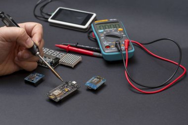 Elektronik siyah arka plan - wifi dersleri, görüntüler, Multimetre ve osciloscope üzerine lehimleme