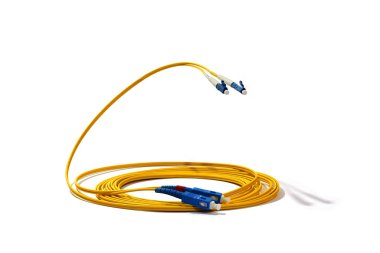 Beyaz arka plan üzerinde izole Sc Lc optik kablo