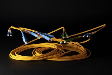 Siyah arka plan üzerinde optik kablolar