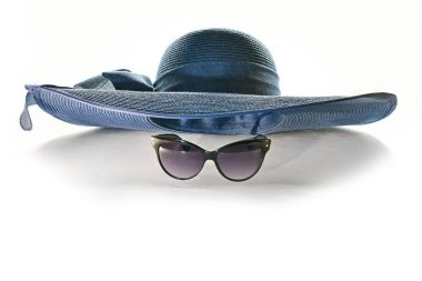 Beyaz arkaplanda şapka ve güneş gözlüğü