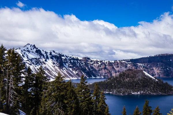 Crater Lake Wizard Island Pilvet — kuvapankkivalokuva