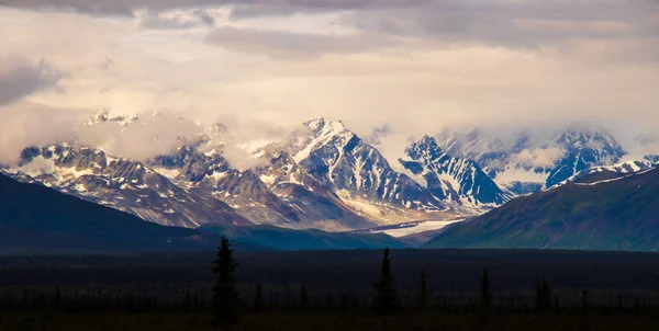 Hory Povznést Nad Denali Highway Vrcholy Záře Slunce Mlhu — Stock fotografie