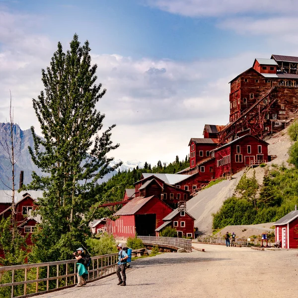 Abandonada Mina Cobre Sobe Vermelho Acima Das Montanhas Mccarthy Alaska — Fotografia de Stock