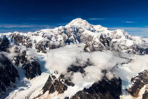 Βουνοκορφές Πάνω Από Εύρος Της Αλάσκας — Φωτογραφία Αρχείου