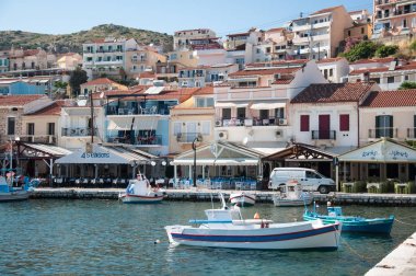 Samos adasında pisagor kasabası limanı, Yunanistan.