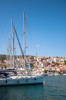 Samos adasında pisagor kasabası limanı, Yunanistan.