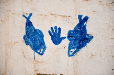 MATMATA, TUNISIA - 3 Şubat 2009: Sahara 'daki geleneksel berber ev duvarında el ve balık sembolü