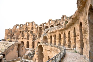EL DJEM, TUNISIA - 3 Şubat 2009: Antik Roma El Jem amfi tiyatrosunun arenasının fotoğrafı.