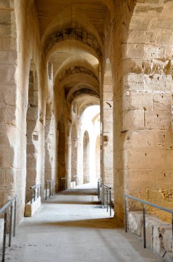 EL DJEM, TUNISIA - 3 Şubat 2009: Antik Roma El Jem amfi tiyatrosunun arenasının fotoğrafı.