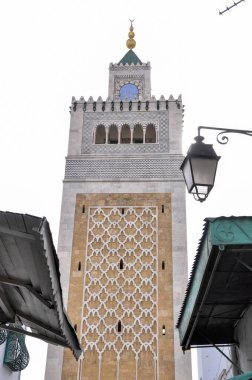 Tunus, TUNISIA - Şubat 06, 2009: Medine 'deki El Zaytuna Camii' nin Minaresi 