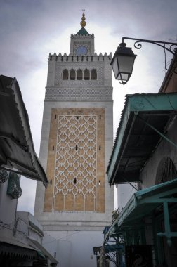 Tunus, TUNISIA - Şubat 06, 2009: Medine 'deki El Zaytuna Camii' nin Minaresi 