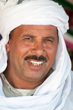 Chott el Jerid, Sahra Çölü, TUNISIA - 4 Şubat 2009: Çölde geleneksel elbisesiyle yaşayan berber adam.