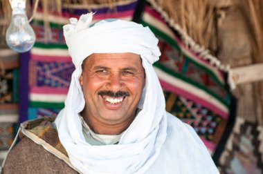 Chott el Jerid, Sahra Çölü, TUNISIA - 4 Şubat 2009: Çölde geleneksel elbisesiyle yaşayan berber adam.