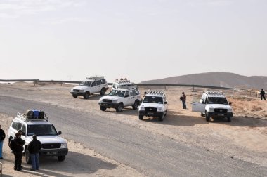 Sahara, TUNISIA - 4 Şubat 2009: Tunus 'ta çölde cipli Safari